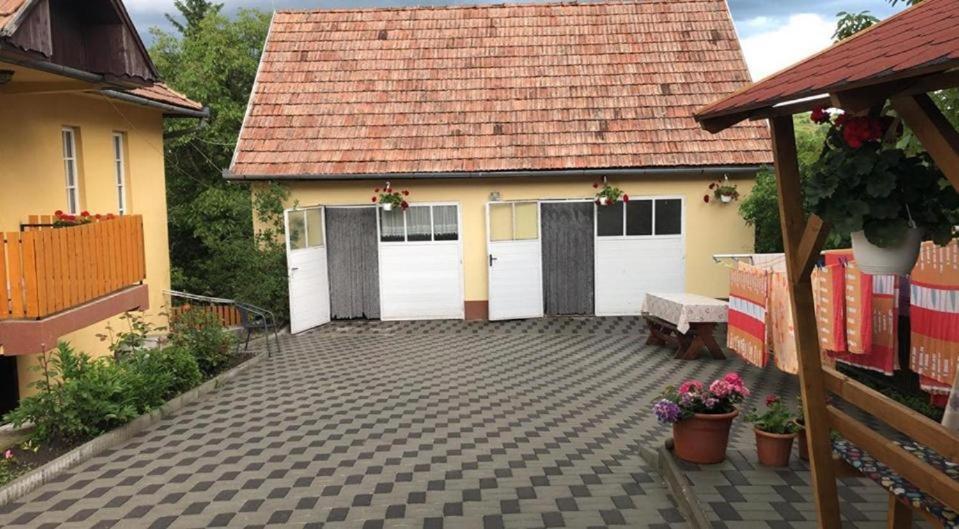 Aparthotel Balazs Vendeghaz Lupeni  Zewnętrze zdjęcie