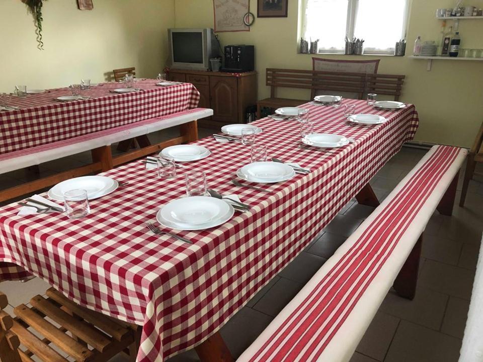 Aparthotel Balazs Vendeghaz Lupeni  Zewnętrze zdjęcie