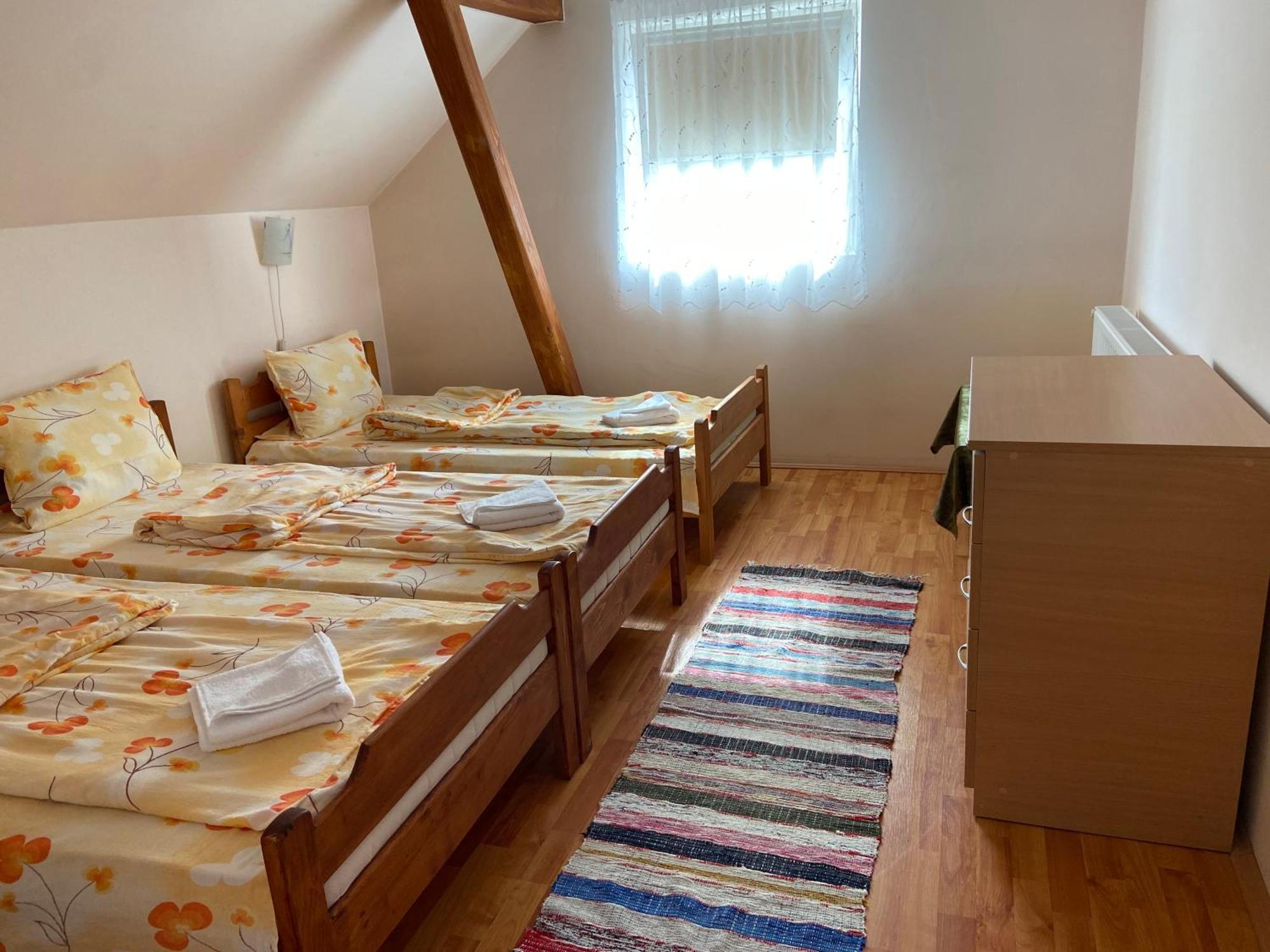 Aparthotel Balazs Vendeghaz Lupeni  Zewnętrze zdjęcie